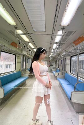 Hani  The Girlfriend on The Subway (100P)