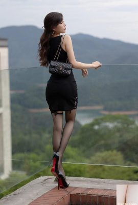 Goddess Zhizhi Booty's beautiful legs in black stockings are half-covered and very attractive (60P)