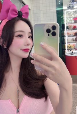 D “Extreme Curves: The Moment of Charm” Korean IG beauty berryooon