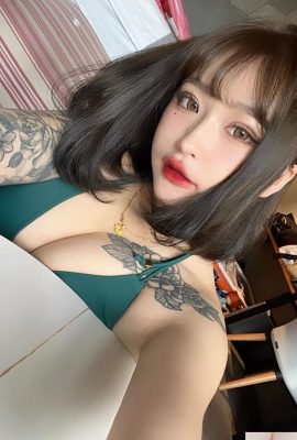 With a fresh and sweet face and exquisite rose tattoo, this beauty exudes unique charm and soft temperament (Tiantian IGtianwanyu_)