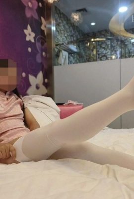 Girlfriend wearing cheongsam (11P)