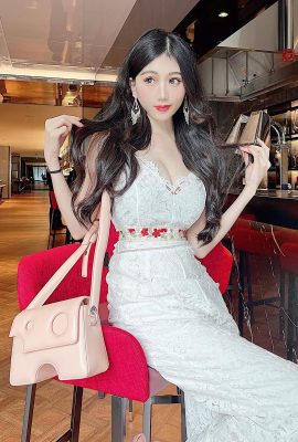 Lian Lu is both sweet and sexy: her charming smile and perfect curves make people’s hearts flutter