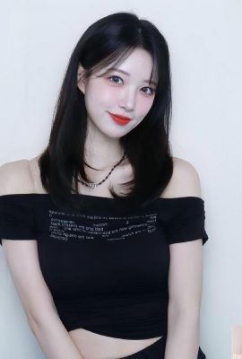 The Korean cheerleading goddess “Li Haozhen” smiles sweetly at you, her charming big eyes are adorable (10P)