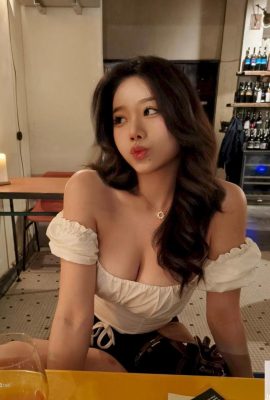 The hot Malaysian girl's low-cut outfit makes netizens look hot