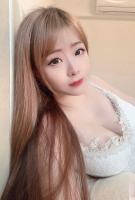 Beautiful-breasted hottie “Zhang Xiaorou” has fair skin and a good amount of breasts, and it's hard to master it with just one hand (10P)