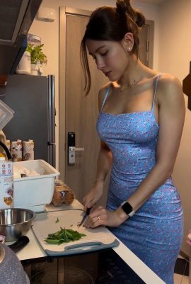 The fitness girl is tight-fitting and cooks, her body curves are too perfect