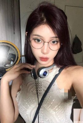 Sexy girl with glasses(14P)