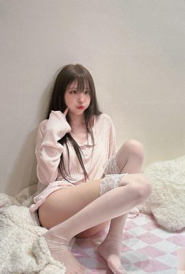 Sexy girl “Zhao Rabbit” smiles so deliciously and shows off her perfect curves (10P)