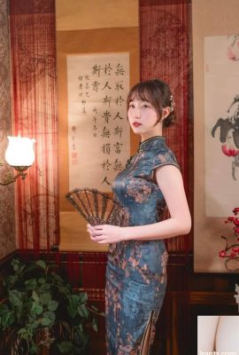 Beautiful silk legs in cheongsam