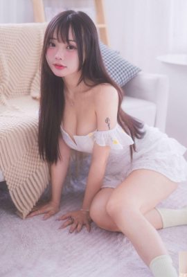 “Miyu's little pussy” has watery, big eyes, and her girlfriend has a fair, tender and beautiful body, which is so alluring (10P)