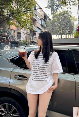 A street shot of a beautiful girl with a sweet temperament. Netizen: “Thick at the top and thin at the bottom. These legs are so beautiful.”