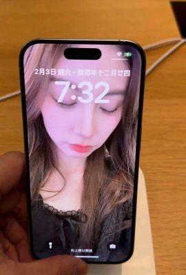 A netizen tried out the phone at a mobile phone store, and the next second the heroine of the wallpaper suddenly appeared next to him