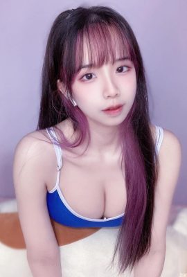 The live-action hottie “Zi Miao Village Chief” can't hide her hot body and beautiful breasts and steals the attention (10P)