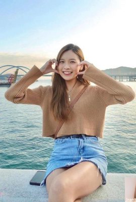 The sweet girl takes photos at the beach, her smile makes people melt