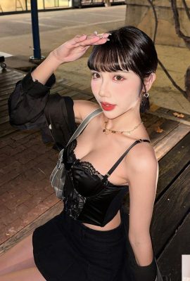 Beauty “Peng Peng Rou Rou” opens a deep V on her chest and her hot curves make her heart beat (10P)