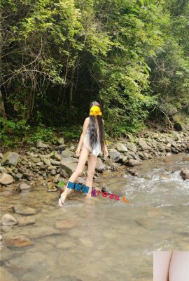 Outdoor shooting in a clear spring in a mountain stream. Spread open pussy and dig at pussy, revealing a pool of milky white water on the rocks (32P)