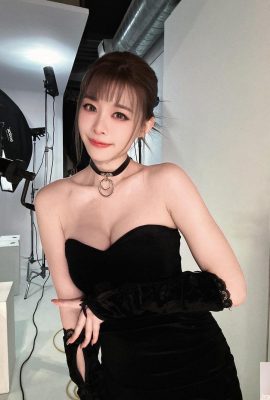 Big-eyed sweetheart “Ling Zhiyi” has a hot body with a looming temperament and a perfect smile (10P)