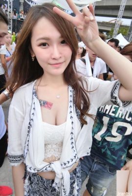 Pretty nurse nurse~Feifei~shows off her sexy waist in ultra-short jeans