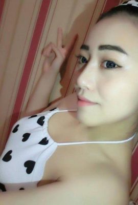 E-cup breasts girl with deep groove~Chen Maimai~selfie in bed before going to bed wearing pantyhose and Yinzuo breasts with font (15P)