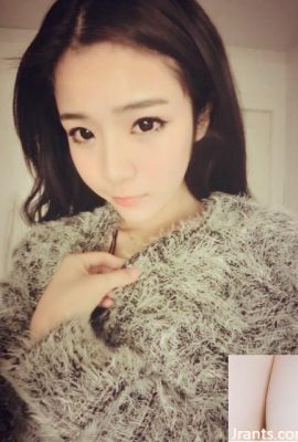 Shenzhen hot girl with electric eyes~Verona Xie Zhewei~takes selfie with small breasts and slightly leaking cleavage, so eye-catching (35P)