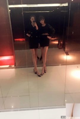 The sexy girl with D-cups and electric eyes~Sanny Wang~takes a selfie in a nightclub wearing a coat, and you can see a deep ditch in the middle (26P)