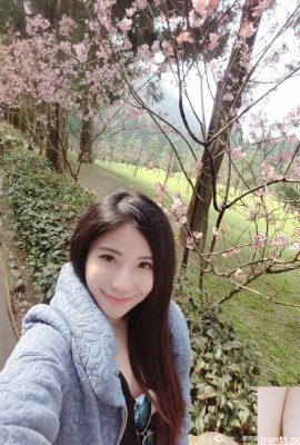 Sunshine amateur hottie~Xu Weiwei~Sexy low-cut selfie in the park. Friends praised it for being fierce (33P