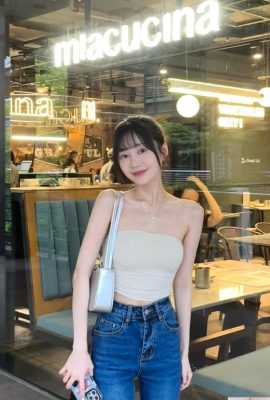 The cute and pretty snow-breasted “Wen Ting” has a super eye-catching appearance and a clear view of her body curves (22P)