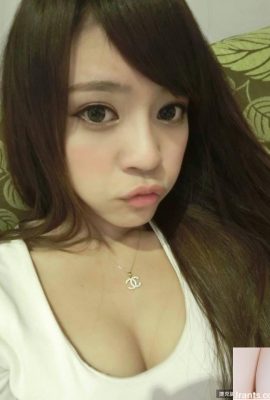 The sweet and charming little girl next door ~ Michelle ~ Charming electric eye selfie with slightly exposed breasts and sexy charm (19P)