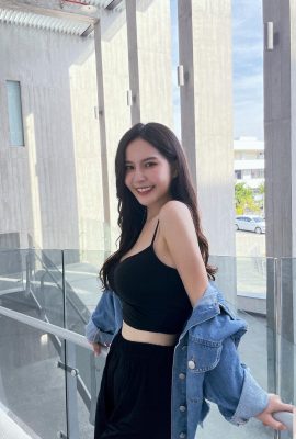 The proud double-peaked “Josh Ah” has plump and beautiful breasts under her childlike appearance. There are no limits to the eye-catching pictures (18P)