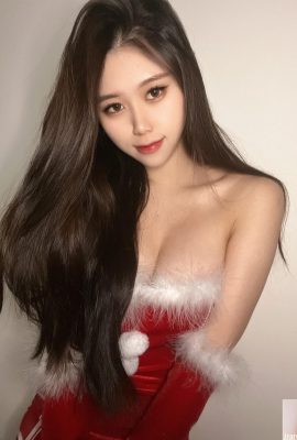 Busty Internet celebrity “Qi” has a hot figure and shows off her seductive curves (21P)