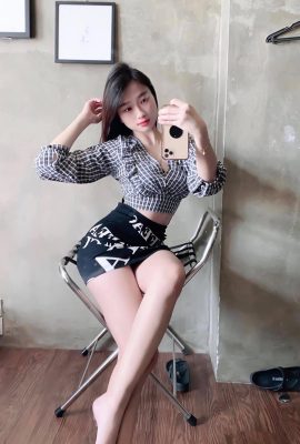 Malaysian long-legged hairdresser Jolin Wen (9P)