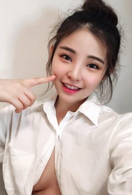 The sweet smile is all over the eyes. “Ziyi Cynthia” has a hot body proportion that makes you feel frozen (36P)