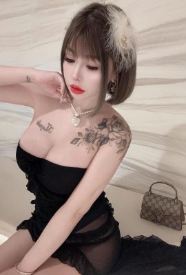 Smile sweetness breaks the table “Zhang cc” excellent proportion curve is super tight (19P)