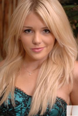 Teen amateur Holly exposes her titties and spreads her pink muff (21P)