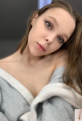 Pretty OnlyFans model Little Kitty flaunts her holes & boobs in a solo (20P)