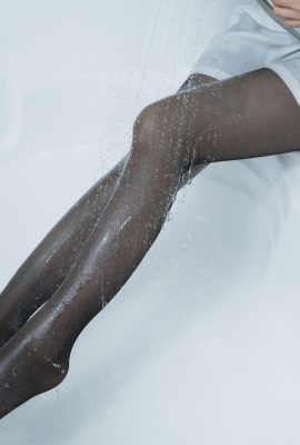 (Rabbit plays with movies) – Like the feeling of soaking stockings in water (44P)