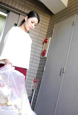 Playful braless girl from the neighborhood who takes out the trash in the morning Yamanaka Reiko (15P)