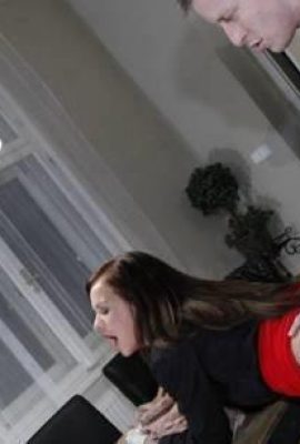Young couples are passionately firing at the dining table at home. This is to let JJ eat (11P)