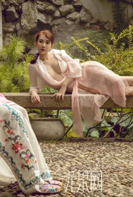 Su Xiaoman & Fang Zixuan “White Moonlight” (64P)