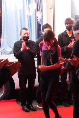 Damn, little Japanese really know how to play, and a group of people are watching and masturbating in the glass room (15P)