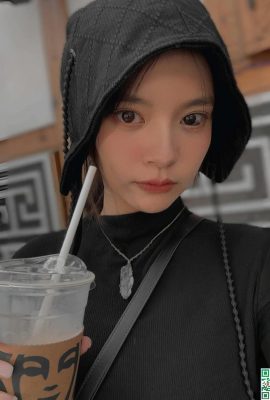 Snow-white skin temptation “Zeng Peichen” Big-eyed girl with sweet face (20P)