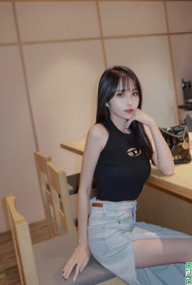 “Li Xin” full and beautiful breasts cannot hide their seductive legs (25P)