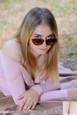 Nice teen Dakota Pink sets her great body free of clothing in the outdoors (18P)