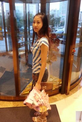 (Self-photo) Traveling with female colleagues in a hotel (33P)
