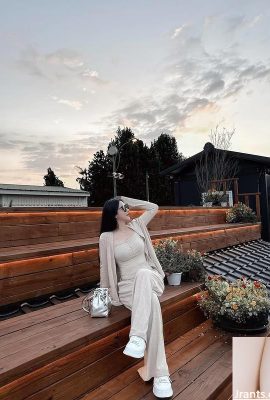Goddess “Ke Ke” has a fair skin and a beautiful face (10P)