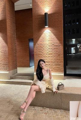 Sexy Network Beauty “Qian Hui” can’t hide her excitement just by watching it (10P)