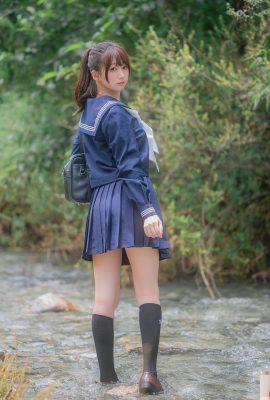 Monster Meow – Playing in the river (110P)