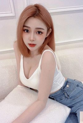 Sweet model “Mila” can’t cover her breasts and full of evil figures and liberate her (10P)