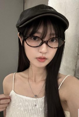 The beautiful girl next door “Wu Fang” is so happy with fair body beauty (10P)
