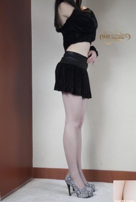 (Original Beauty) Look at the teasing of those long legs under the shredded flesh (44P)